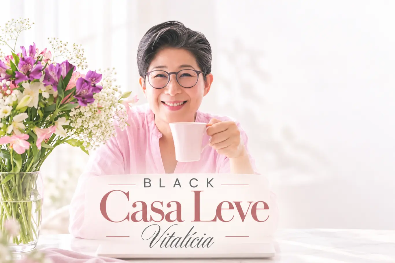Tsu segurando uma xícara, ao lado de flores, com o logo Black Casa Leve Vitalícia.